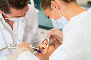 Clínica Dental Doctor Quatra Lousa odontología con auxiliar
